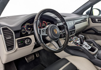 Подержанный автомобиль Porsche Cayenne 2019 года (16 фото)
