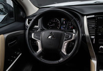 Подержанный автомобиль Mitsubishi Pajero Sport 2020 года (12 фото)