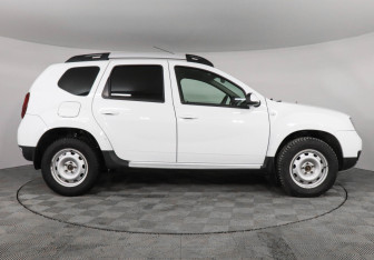 Подержанный автомобиль Renault Duster 2015 года (4 фото)