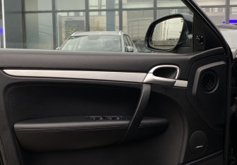 Подержанный автомобиль Porsche Cayenne 2004 года (15 фото)