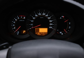 Подержанный автомобиль Toyota RAV4 2011 года (12 фото)