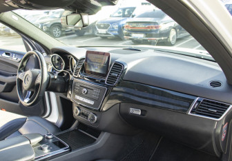 Подержанный автомобиль Mercedes-Benz GLE 2016 года (13 фото)