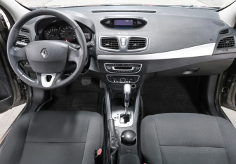 Подержанный автомобиль Renault Fluence 2012 года (14 фото)