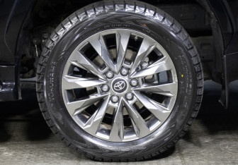 Подержанный автомобиль Toyota Land Cruiser Suv 2022 года (25 фото)