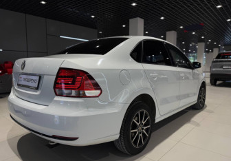 Подержанный автомобиль Volkswagen Polo Sedan 2015 года (4 фото)