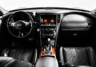 Подержанный автомобиль Infiniti QX70 2013 года (11 фото)