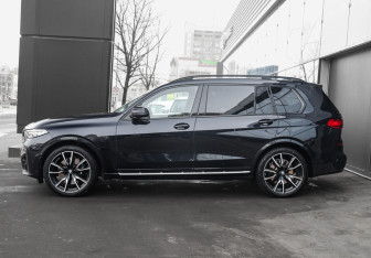 Подержанный автомобиль BMW X7 2022 года (8 фото)