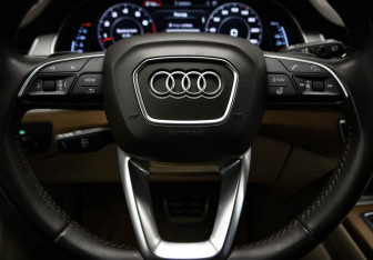 Подержанный автомобиль Audi Q7 2015 года (10 фото)