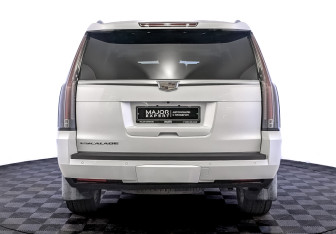 Подержанный автомобиль Cadillac Escalade Suv 2016 года (6 фото)