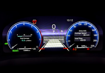 Подержанный автомобиль Toyota Alphard 2024 года (13 фото)
