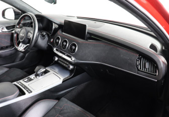 Подержанный автомобиль Kia Stinger 2023 года (10 фото)