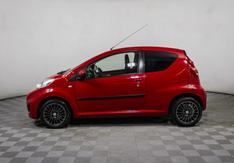 Подержанный автомобиль Peugeot 107 2010 года (8 фото)
