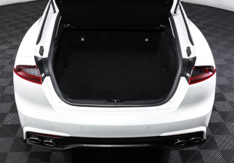 Подержанный автомобиль Kia Stinger 2018 года (10 фото)