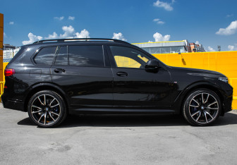 Подержанный автомобиль BMW X7 2021 года (4 фото)