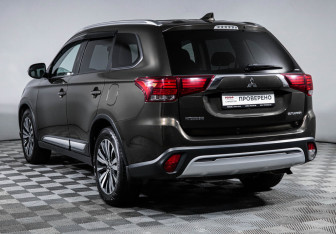 Подержанный автомобиль Mitsubishi Outlander 2019 года (7 фото)