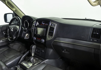 Подержанный автомобиль Mitsubishi Pajero 2014 года (9 фото)