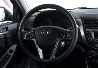 Подержанный автомобиль Hyundai Solaris Sedan 2015 года (10 фото)