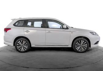 Подержанный автомобиль Mitsubishi Outlander 2022 года (4 фото)