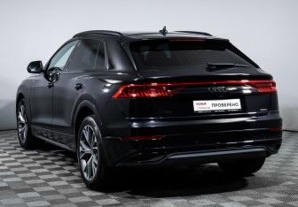 Подержанный автомобиль Audi Q8 2021 года (7 фото)