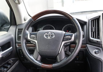 Подержанный автомобиль Toyota Land Cruiser Suv 2017 года (17 фото)