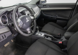 Подержанный автомобиль Mitsubishi Lancer Sedan 2012 года (10 фото)