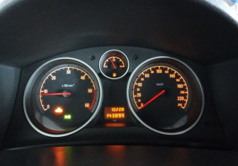 Подержанный автомобиль Opel Astra Hatchback 2009 года (12 фото)