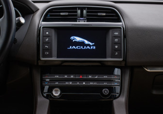 Подержанный автомобиль Jaguar F-Pace 2017 года (14 фото)