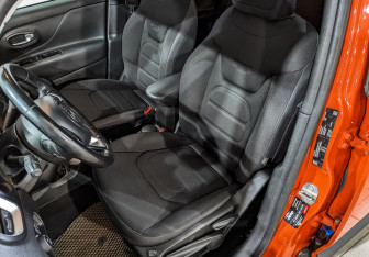 Подержанный автомобиль Jeep Renegade 2016 года (20 фото)