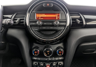 Подержанный автомобиль MINI Hatch 2016 года (15 фото)