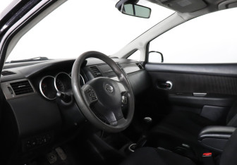 Подержанный автомобиль Nissan Tiida Hatchback 2012 года (5 фото)