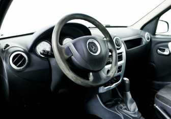 Подержанный автомобиль Renault Logan Sedan 2012 года (7 фото)