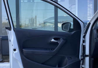 Подержанный автомобиль Volkswagen Polo Sedan 2014 года (14 фото)