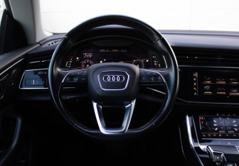 Подержанный автомобиль Audi Q8 2020 года (13 фото)