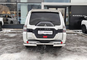 Подержанный автомобиль Mitsubishi Pajero 2015 года (6 фото)