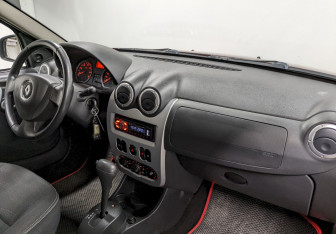 Подержанный автомобиль Renault Sandero 2012 года (18 фото)