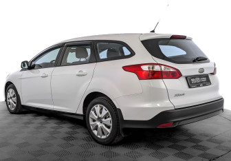 Подержанный автомобиль Ford Focus Wagon 2015 года (7 фото)