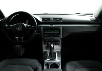 Подержанный автомобиль Volkswagen Passat Sedan 2011 года (9 фото)