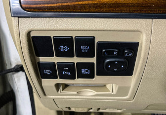 Подержанный автомобиль Toyota Land Cruiser Suv 2016 года (16 фото)