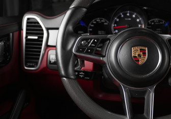 Подержанный автомобиль Porsche Cayenne 2019 года (18 фото)