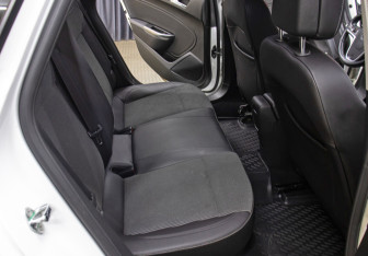 Подержанный автомобиль Opel Astra Hatchback 2011 года (12 фото)