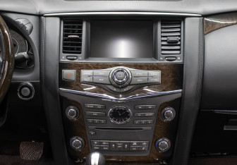 Подержанный автомобиль Infiniti QX56 2011 года (18 фото)