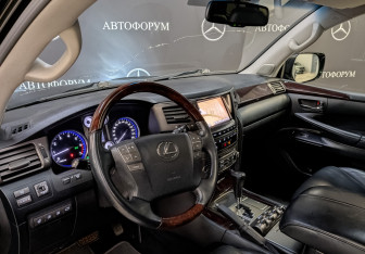 Подержанный автомобиль Lexus LX 2010 года (15 фото)