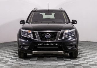 Подержанный автомобиль Nissan Terrano 2016 года (2 фото)