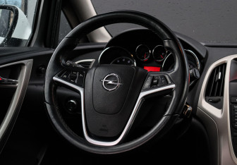 Подержанный автомобиль Opel Astra Hatchback 2011 года (11 фото)