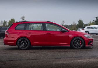 Подержанный автомобиль Volkswagen Golf R Wagon 2018 года (4 фото)