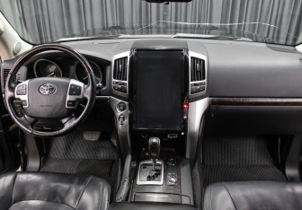 Подержанный автомобиль Toyota Land Cruiser Suv 2012 года (15 фото)