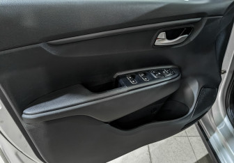 Подержанный автомобиль Kia Rio Hatchback 2021 года (17 фото)