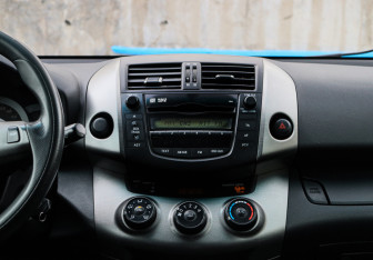 Подержанный автомобиль Toyota RAV4 2011 года (10 фото)