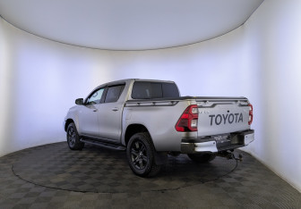 Подержанный автомобиль Toyota Hilux 2022 года (7 фото)
