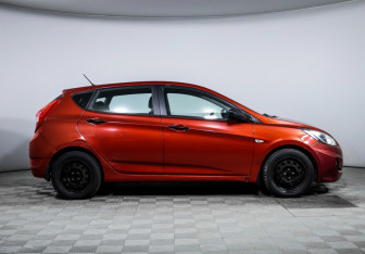 Подержанный автомобиль Hyundai Solaris Hatchback 2013 года (4 фото)